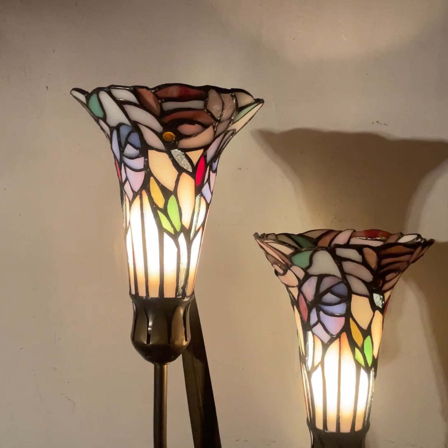 Bieye L10620 Lily Flowers and Dragonfly Tiffany Style Stained Glass Accent Table Lamp, 19-inch Tall