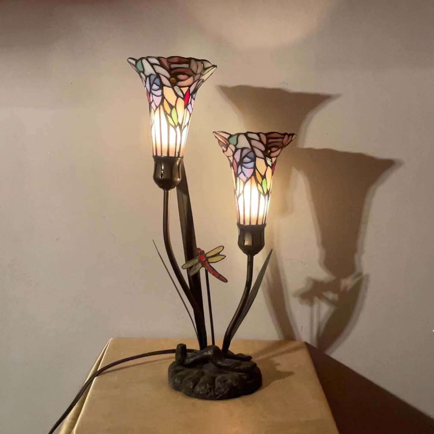 Bieye L10620 Lily Flowers and Dragonfly Tiffany Style Stained Glass Accent Table Lamp, 19-inch Tall