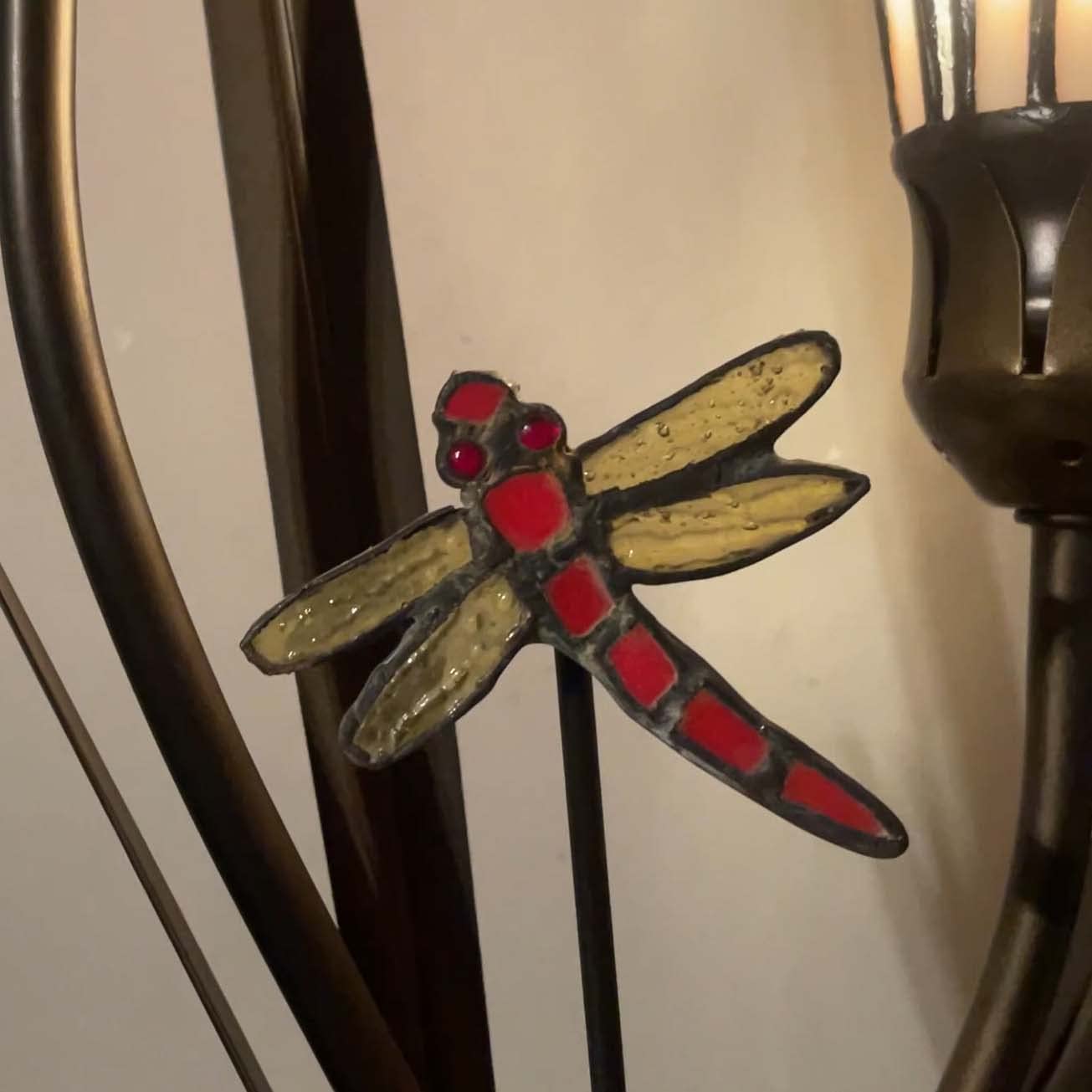 Bieye L10620 Lily Flowers and Dragonfly Tiffany Style Stained Glass Accent Table Lamp, 19-inch Tall